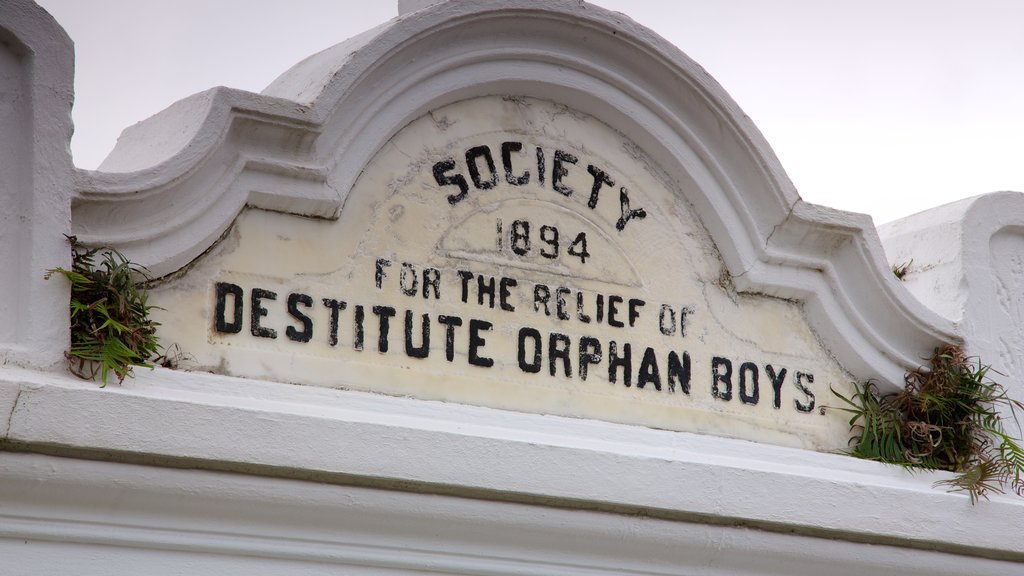 Lafayette Cemetery featuring signage