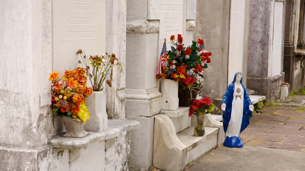 Cementerio de Lafayette ofreciendo elementos religiosos, flores y un cementerio