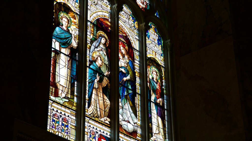 Basilica of Saint Josaphat que inclui aspectos religiosos e vistas internas