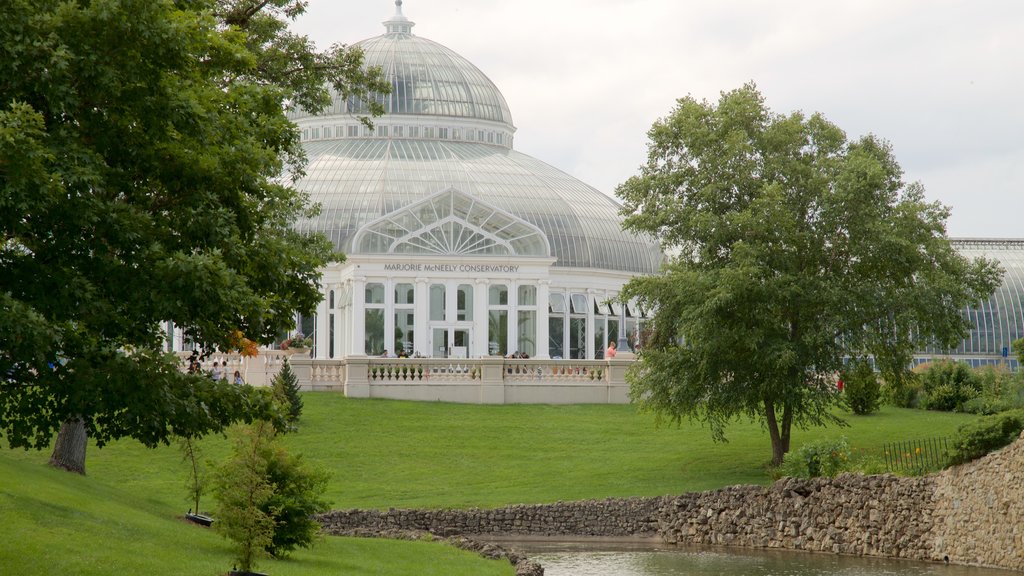 Como Park Zoo and Conservatory qui includes architecture moderne et jardin