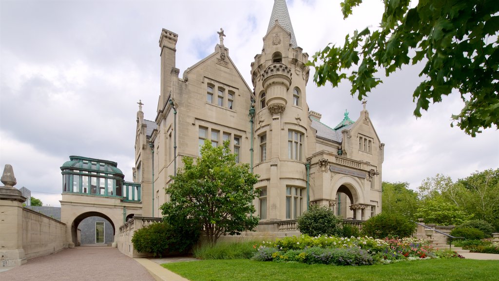 American Swedish Institute que incluye patrimonio de arquitectura, un parque y flores