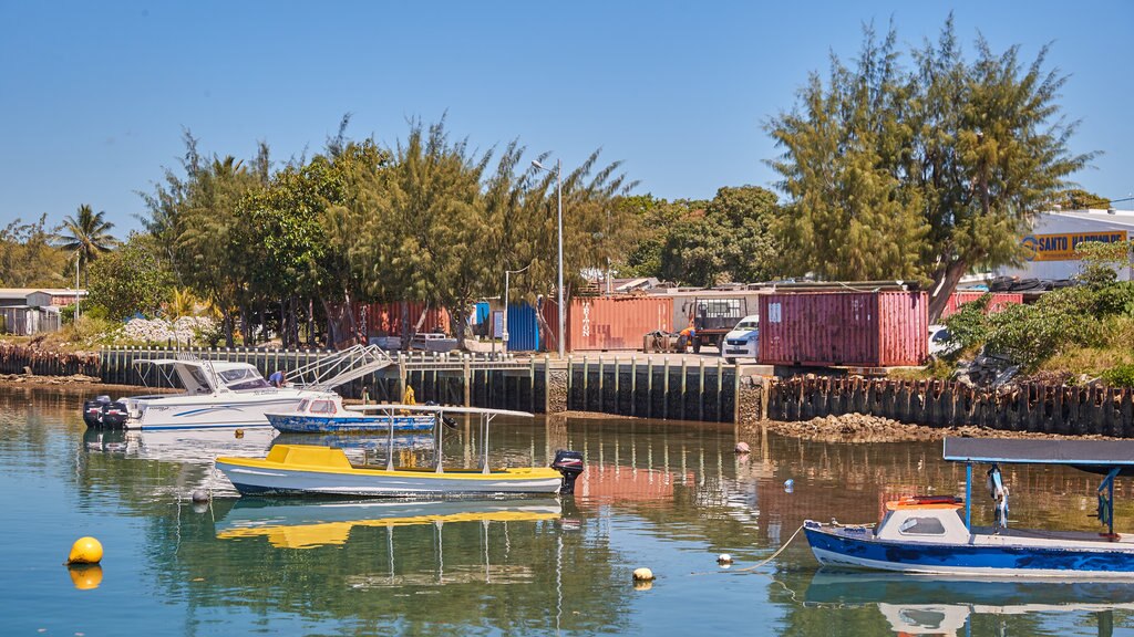 Luganville toont een baai of haven