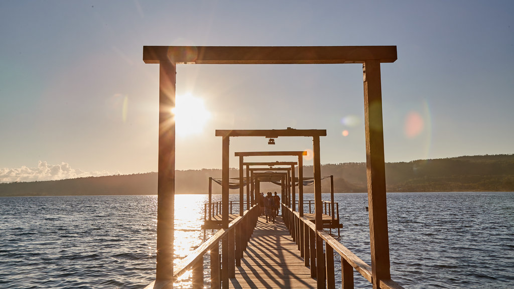 Mele Bay toont algemene kustgezichten en een zonsondergang