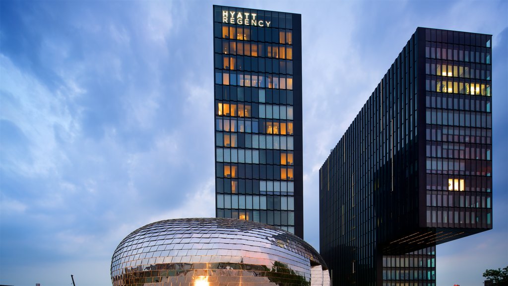 Medienhafen showing a city and modern architecture