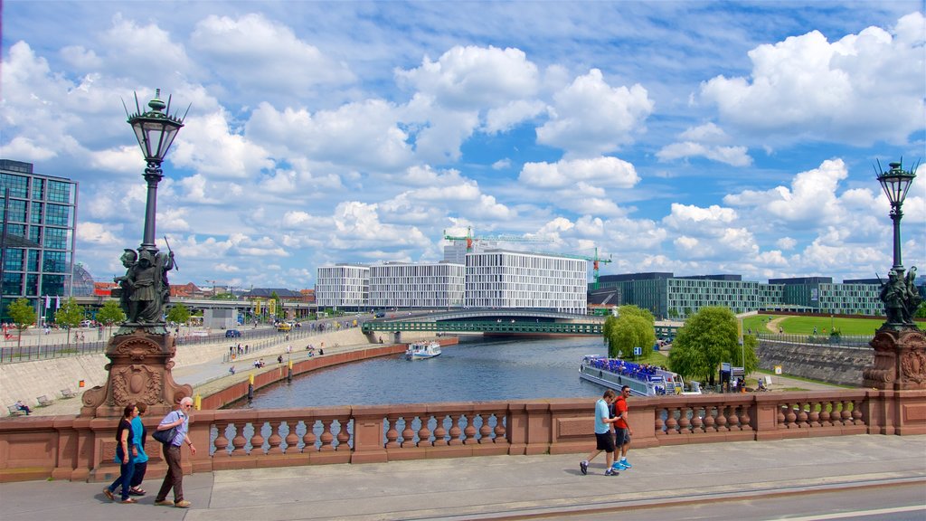 Berlín ofreciendo un puente, una ciudad y un río o arroyo