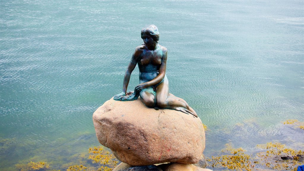 Pequena Sereia caracterizando uma estátua ou escultura e um lago ou charco