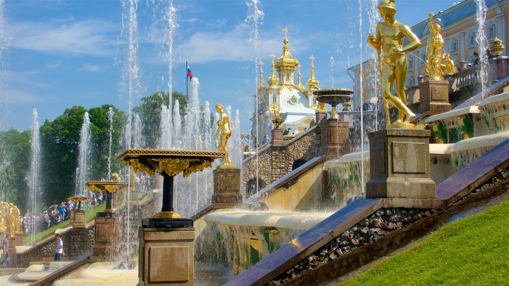 Peterhof-paladset og haven som viser en park og et springvand