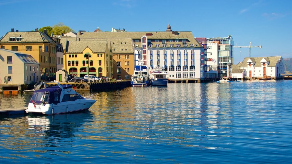 Alesund - More og Romsdal que incluye una bahía o puerto
