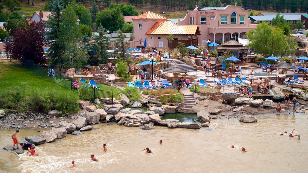 Pagosa Springs que incluye un lago o abrevadero y natación y también un pequeño grupo de personas