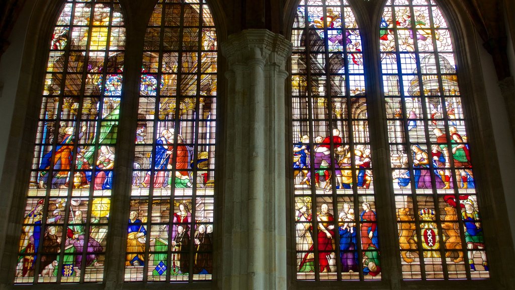 Oude Kerk que incluye vistas interiores y una iglesia o catedral