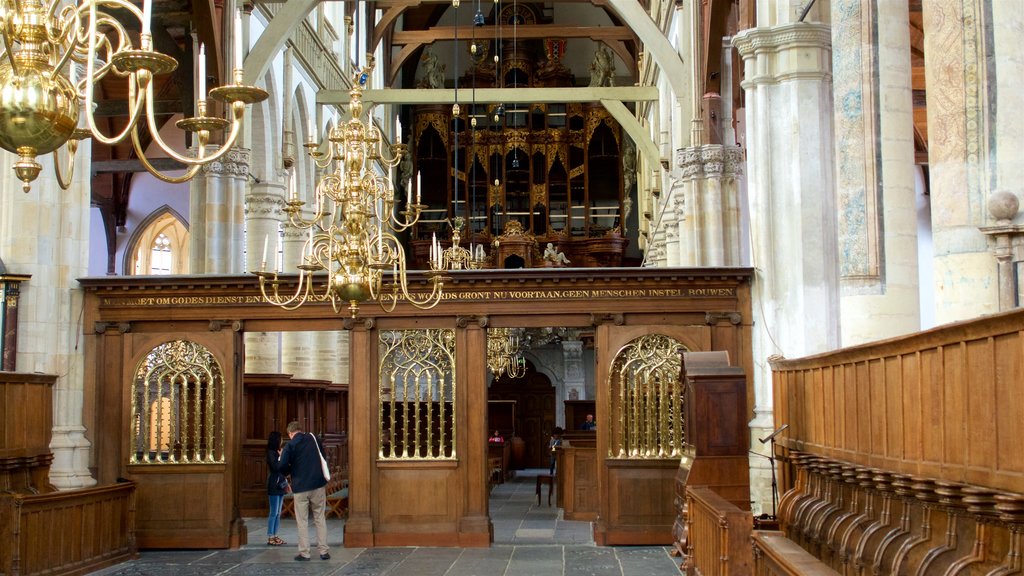 Oude Kerk que incluye una iglesia o catedral, elementos patrimoniales y vista interna