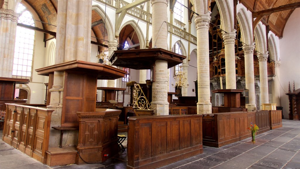 Oude Kerk que incluye vistas interiores y elementos del patrimonio