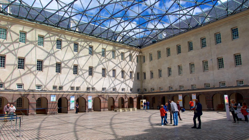 Museu Marítimo Nacional mostrando uma praça ou plaza assim como um pequeno grupo de pessoas