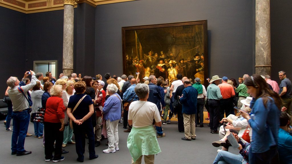 Rijksmuseum que incluye arte y vistas interiores y también un pequeño grupo de personas