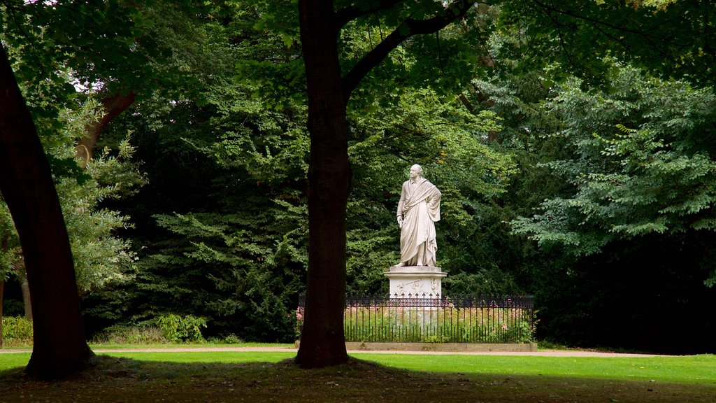 Am Wall mostrando um jardim e uma estátua ou escultura