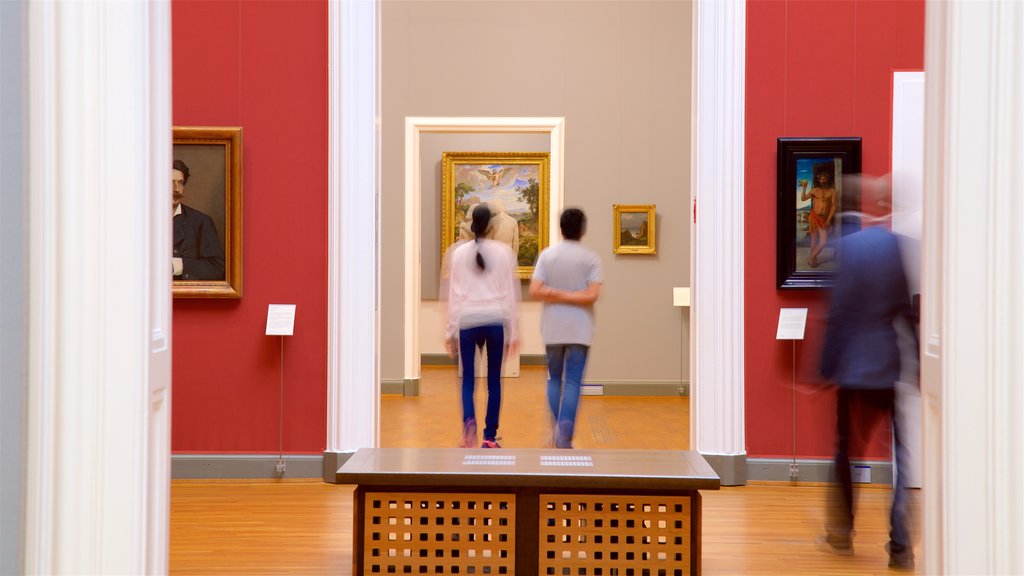 Museu Estadual da Baixa Saxônia mostrando arte e vistas internas assim como um pequeno grupo de pessoas