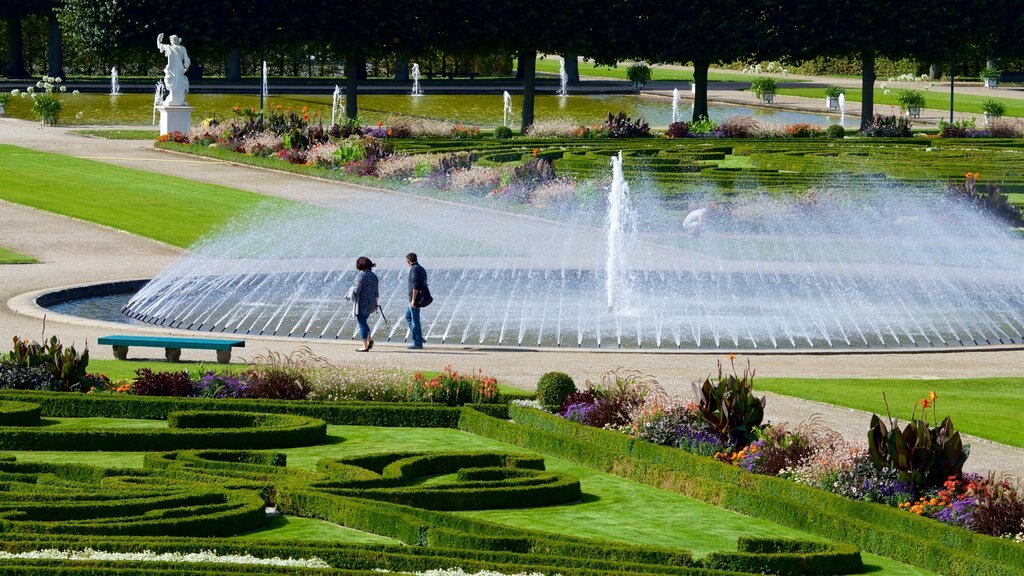 El Gran Jardín mostrando una fuente y un parque y también una pareja