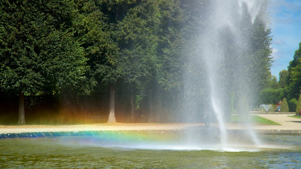 Great Garden showing a fountain