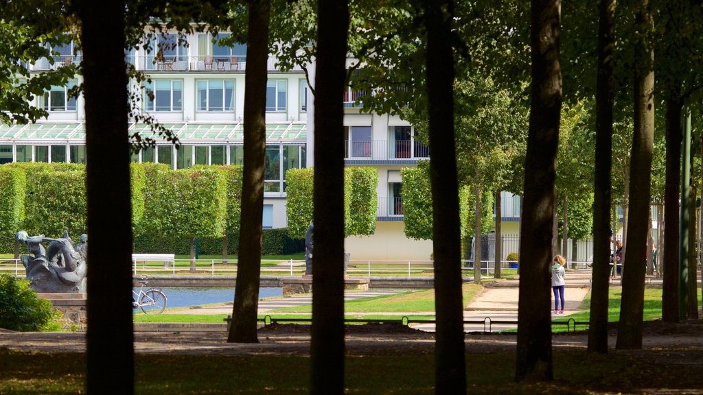 Bremen Buergerpark showing a garden