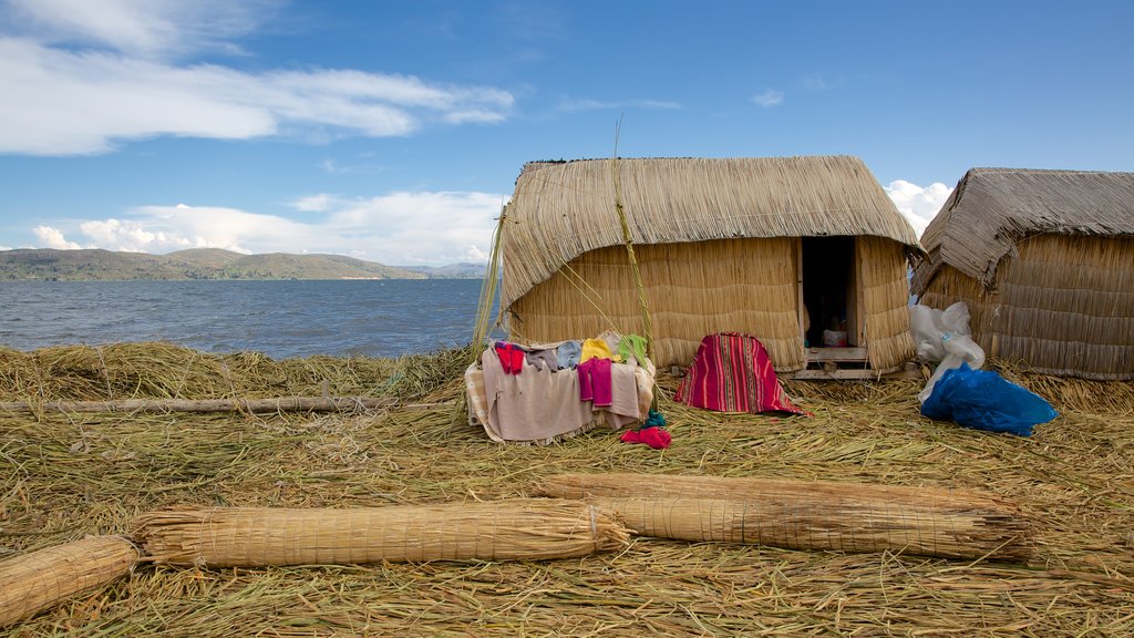 Lake Titicaca qui includes un lac ou un point d’eau et une petite ville ou un village