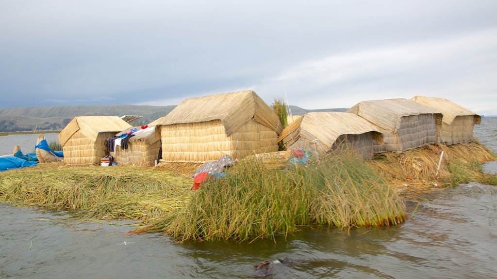 Uros Floating Islands que incluye una pequeña ciudad o pueblo y un lago o abrevadero