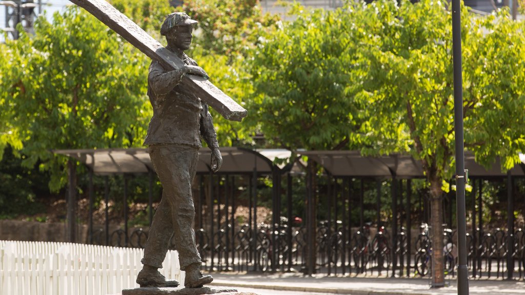 Lillestrom ofreciendo una estatua o escultura