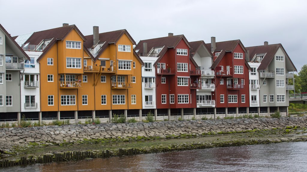 Steinkjer ofreciendo un lago o espejo de agua