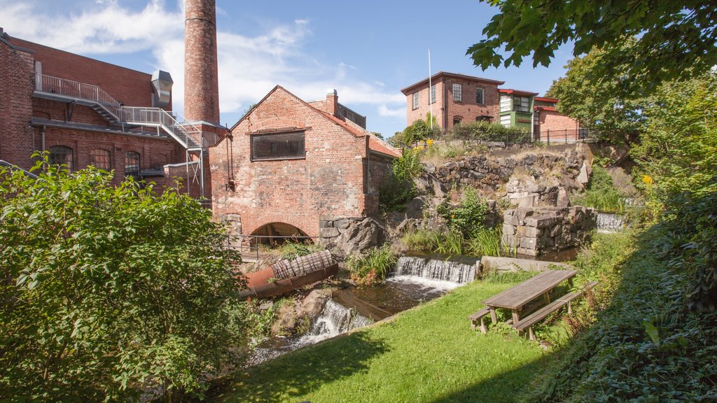 Moss mostrando un río o arroyo, una pequeña ciudad o aldea y jardín