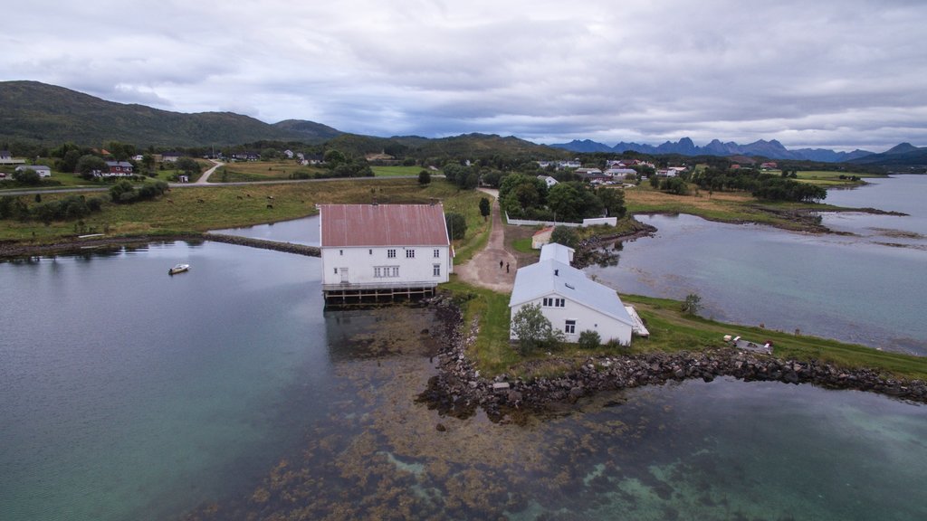 Sortland ofreciendo un lago o espejo de agua y una pequeña ciudad o aldea