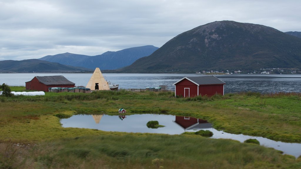 Sortland que incluye una pequeña ciudad o aldea y un río o arroyo