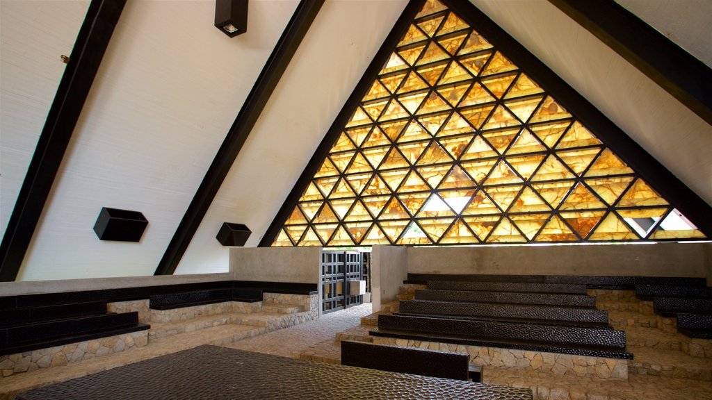 Capilla de la Paz showing heritage elements and interior views