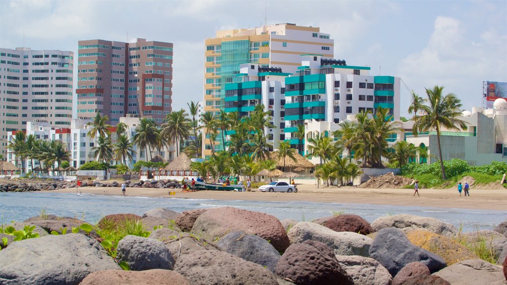 Playa de Mocambo ofreciendo vista general a la costa y una ciudad