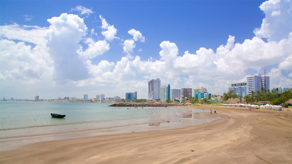 Strand von Mocambo das einen allgemeine Küstenansicht, Sandstrand und Stadt