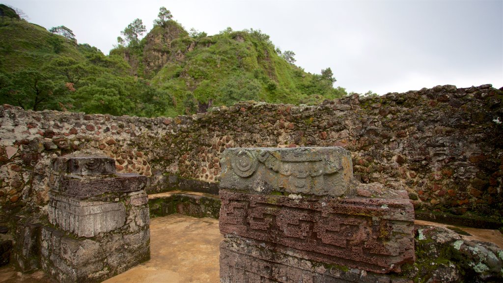 La pirámide del Tepozteco caracterizando elementos de patrimônio