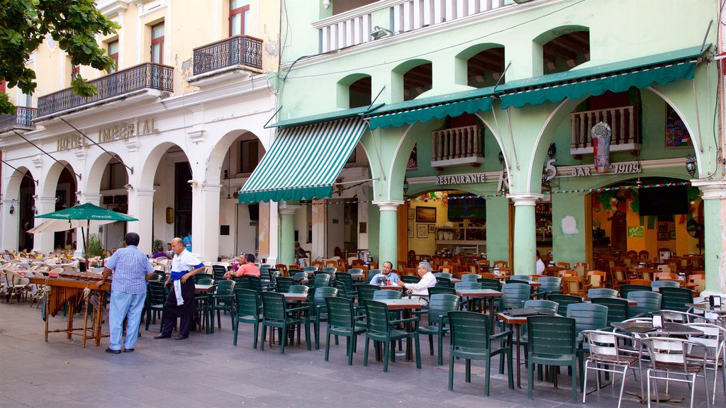 Veracruz mostrando jantar ao ar livre assim como um pequeno grupo de pessoas