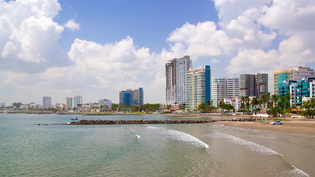 Playa de Mocambo ofreciendo vistas generales de la costa, una ciudad y una playa