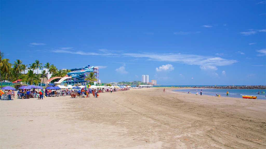 Playa de Mocambo mostrando una playa de arena y también un gran grupo de personas