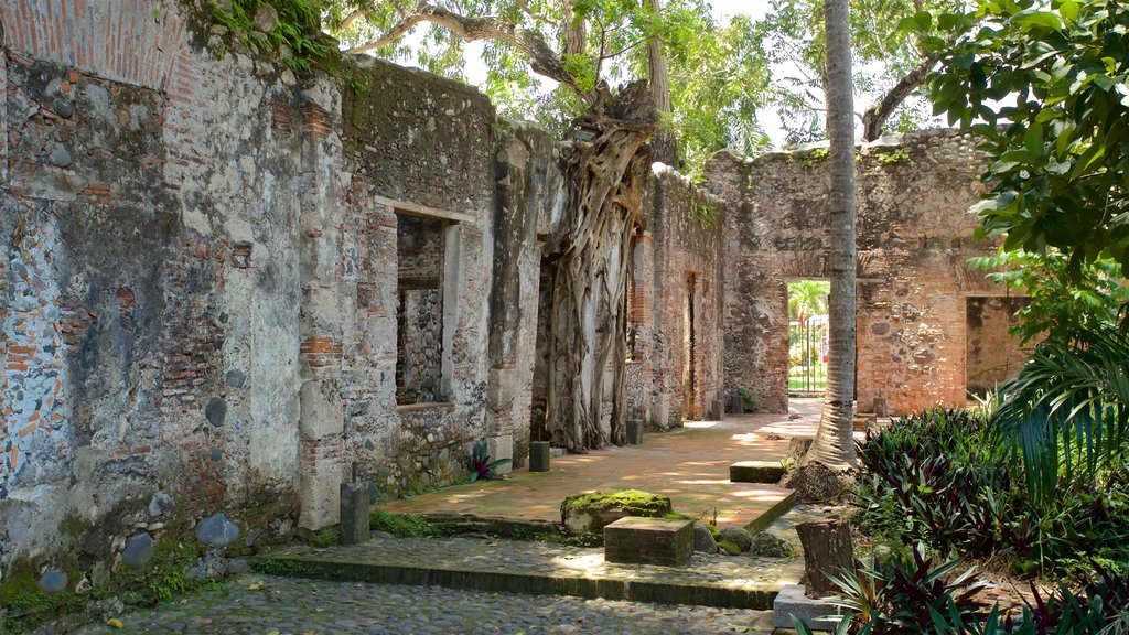 La Antigua showing building ruins and a garden