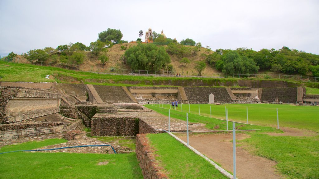 Grande Pyramide de Cholula mettant en vedette patrimoine historique et bâtiments en ruines