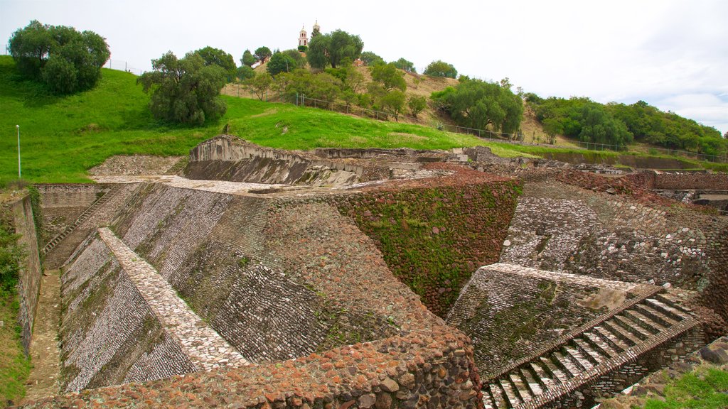 Gran Pirámide de Cholula mostrando elementos patrimoniales y una ruina