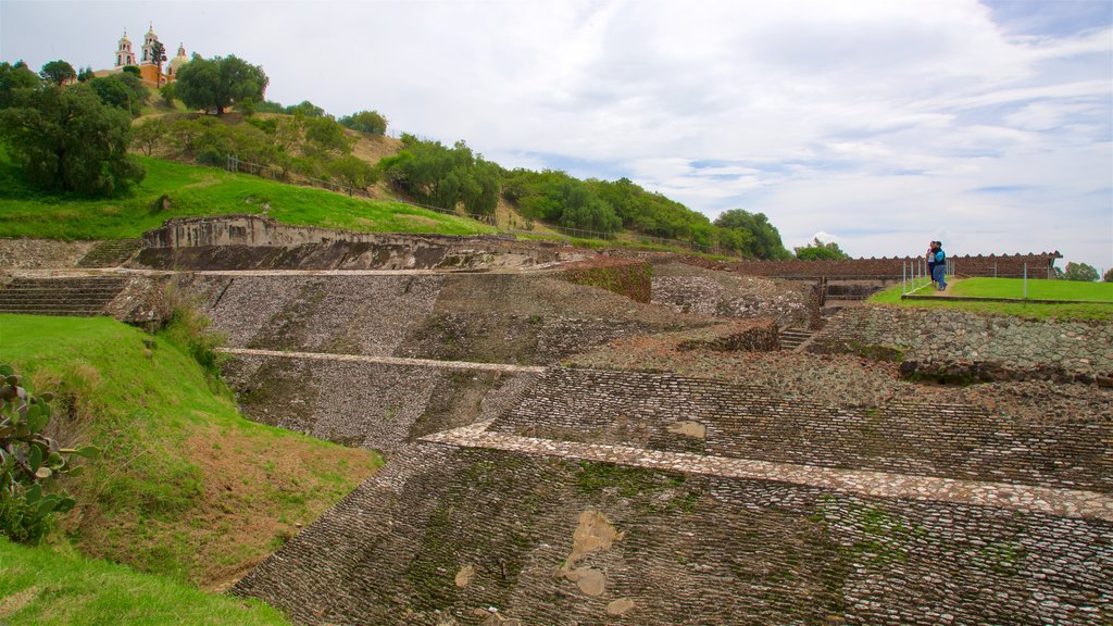 Gran Pirámide de Cholula que incluye una ruina y elementos del patrimonio