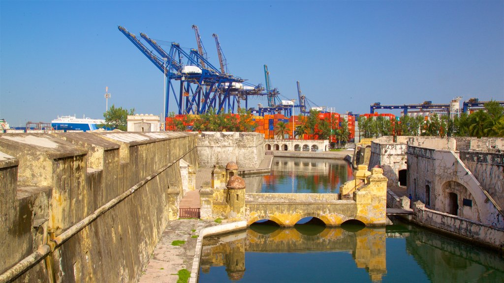 San Juan de Ulua Castle showing heritage elements and a lake or waterhole