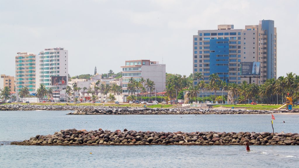 Praia de Mocambo que inclui uma cidade e paisagens litorâneas