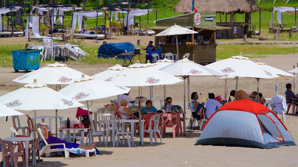 Strand von Mocambo das einen Strand sowie kleine Menschengruppe