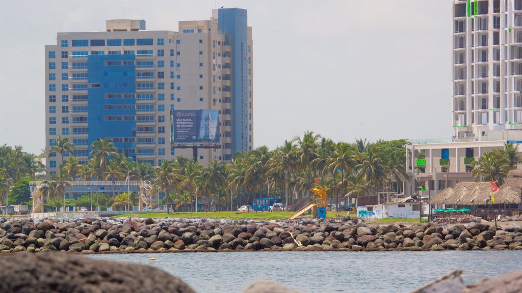 Playa de Mocambo que incluye una ciudad y vistas generales de la costa