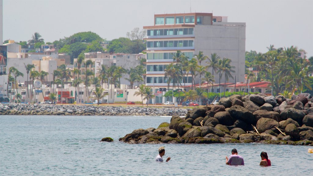 Playa de Mocambo que incluye natación, una ciudad y vistas generales de la costa