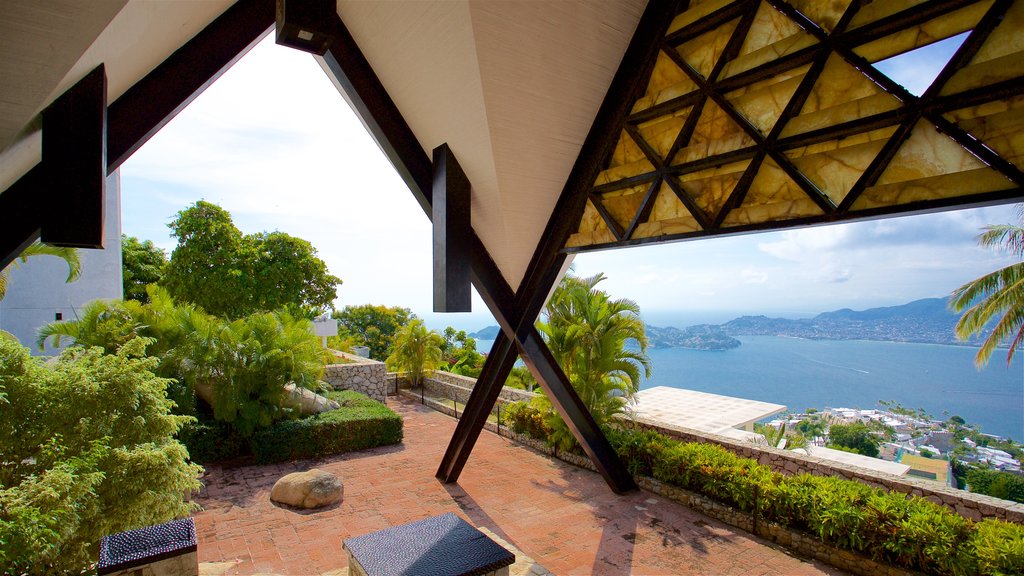 Capilla de la Paz showing a park and views