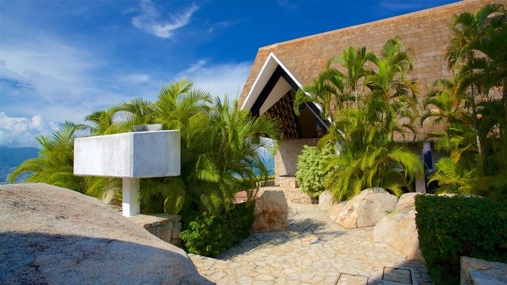 Capilla de la Paz ofreciendo escenas tropicales