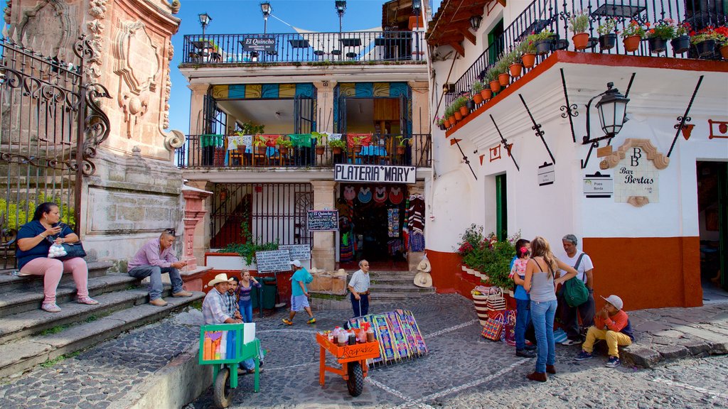 Plaza Borda y también un pequeño grupo de personas