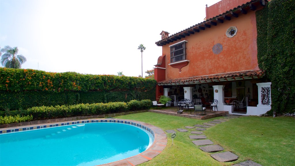 Museo Robert Brady caracterizando uma casa e uma piscina